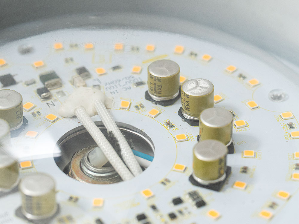 チラつきを抑えた高性能LED基盤を採用。目にかかる負担を軽減します。